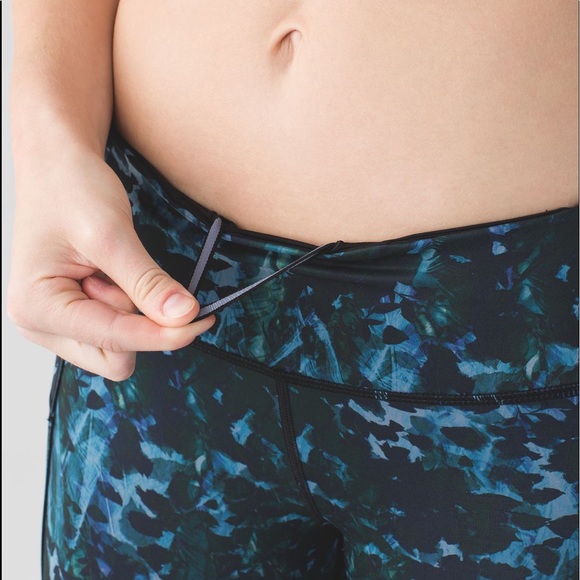 Lululemon Run: Top Speed Crop Full-On Luxtreme
Floral Backdrop Blue Denim Multi - Picture 4 of 14